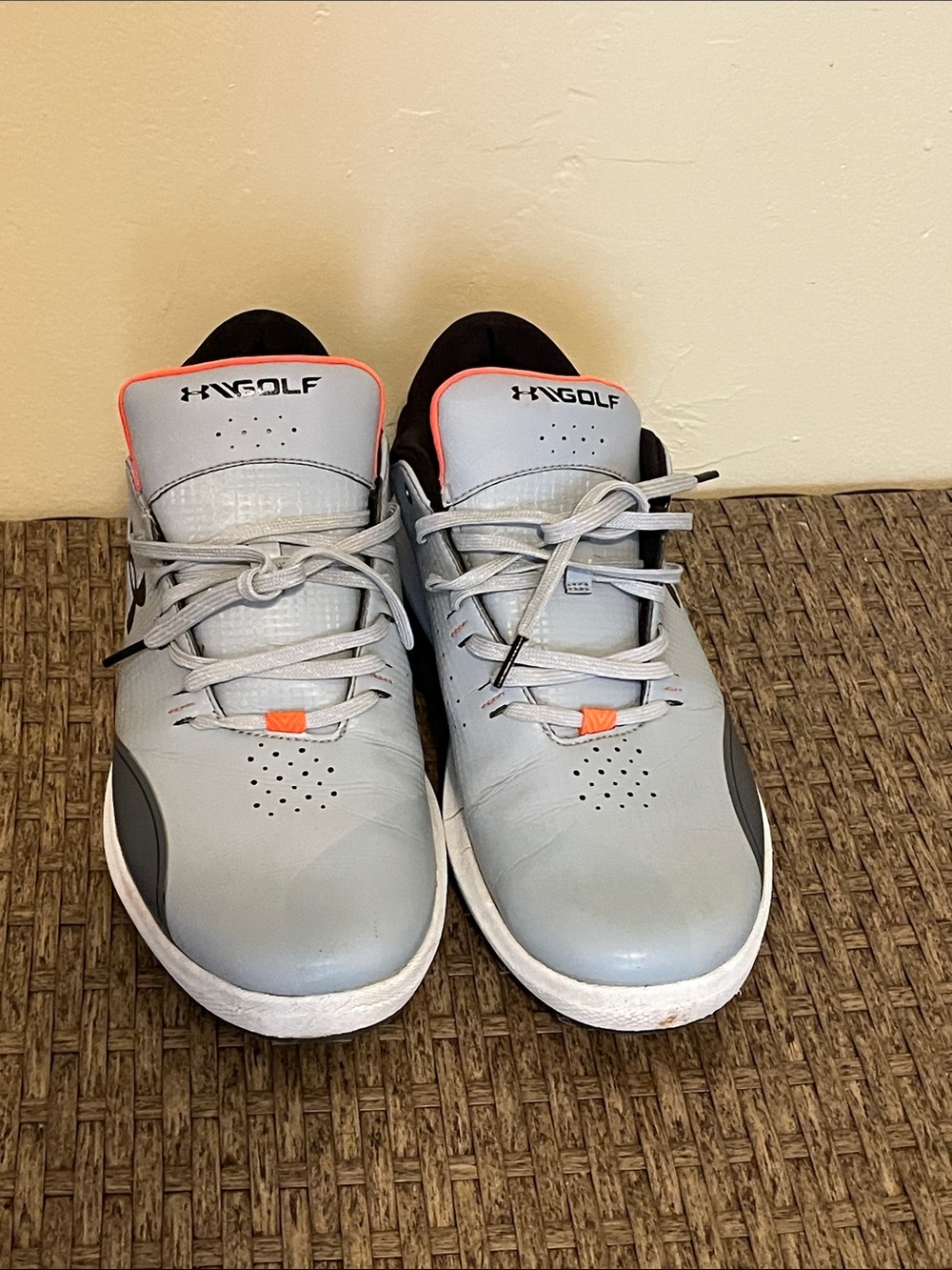 HN Golf Men's Athletic Shoes in Light Gray with Orange Accents